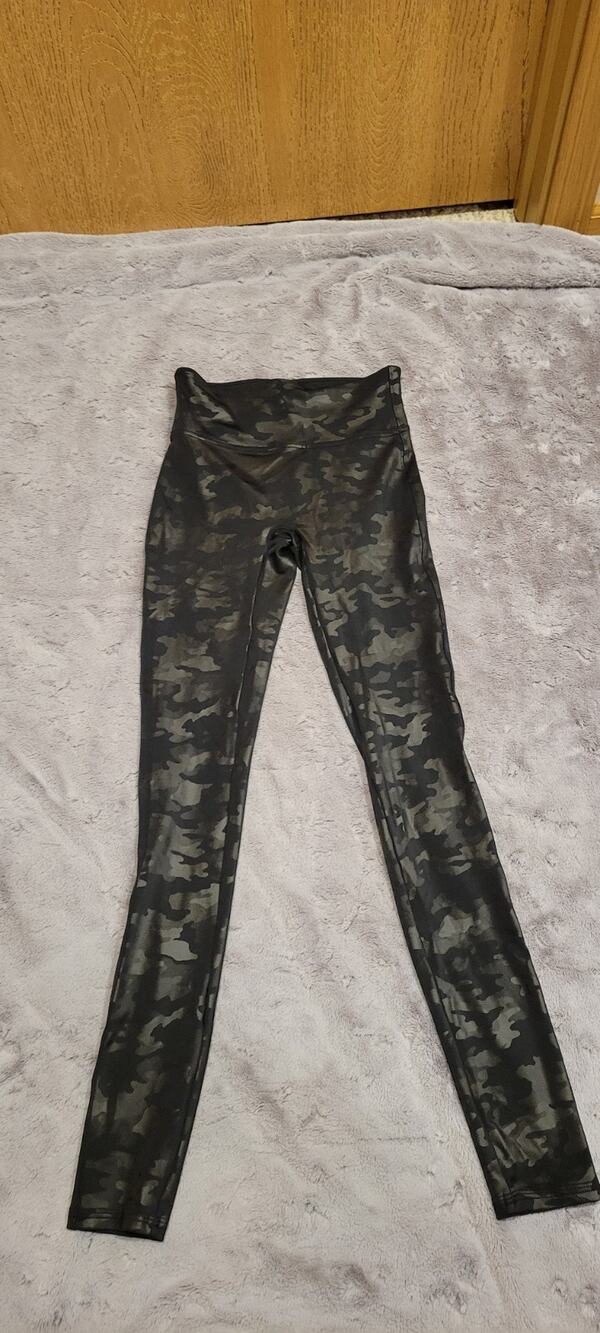 SPANX Faux Leather Camo Leggings Womens XS Black Shapewear Yoga Running Athletic